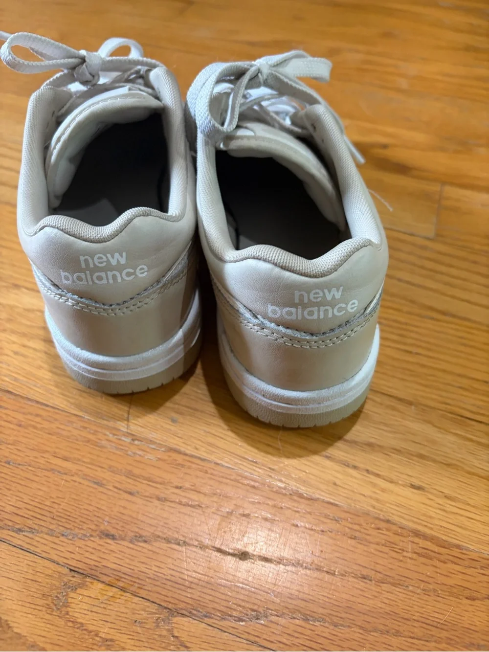 New Balance Kids Cream & White Low-Top Sneakers. Size 4.